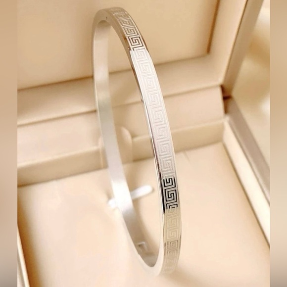 Jewelry - Silver tone design bracelet.